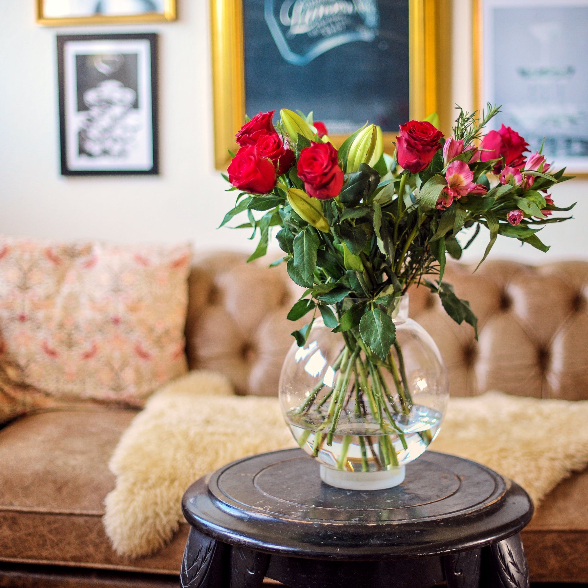 Vackert blomsterarrangemang med rosor och blandade blommor
