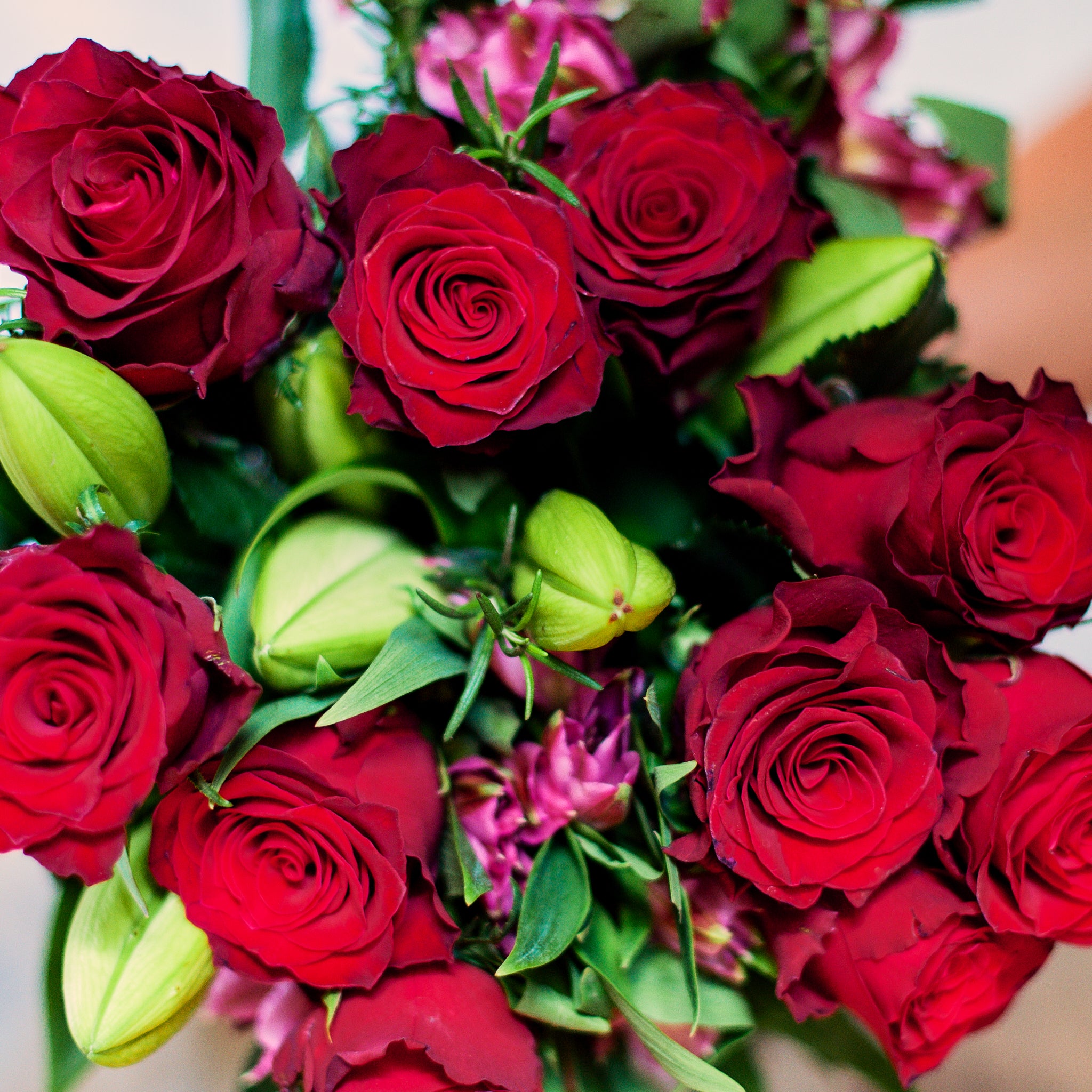 Vackert blomsterarrangemang med rosor och blandade blommor